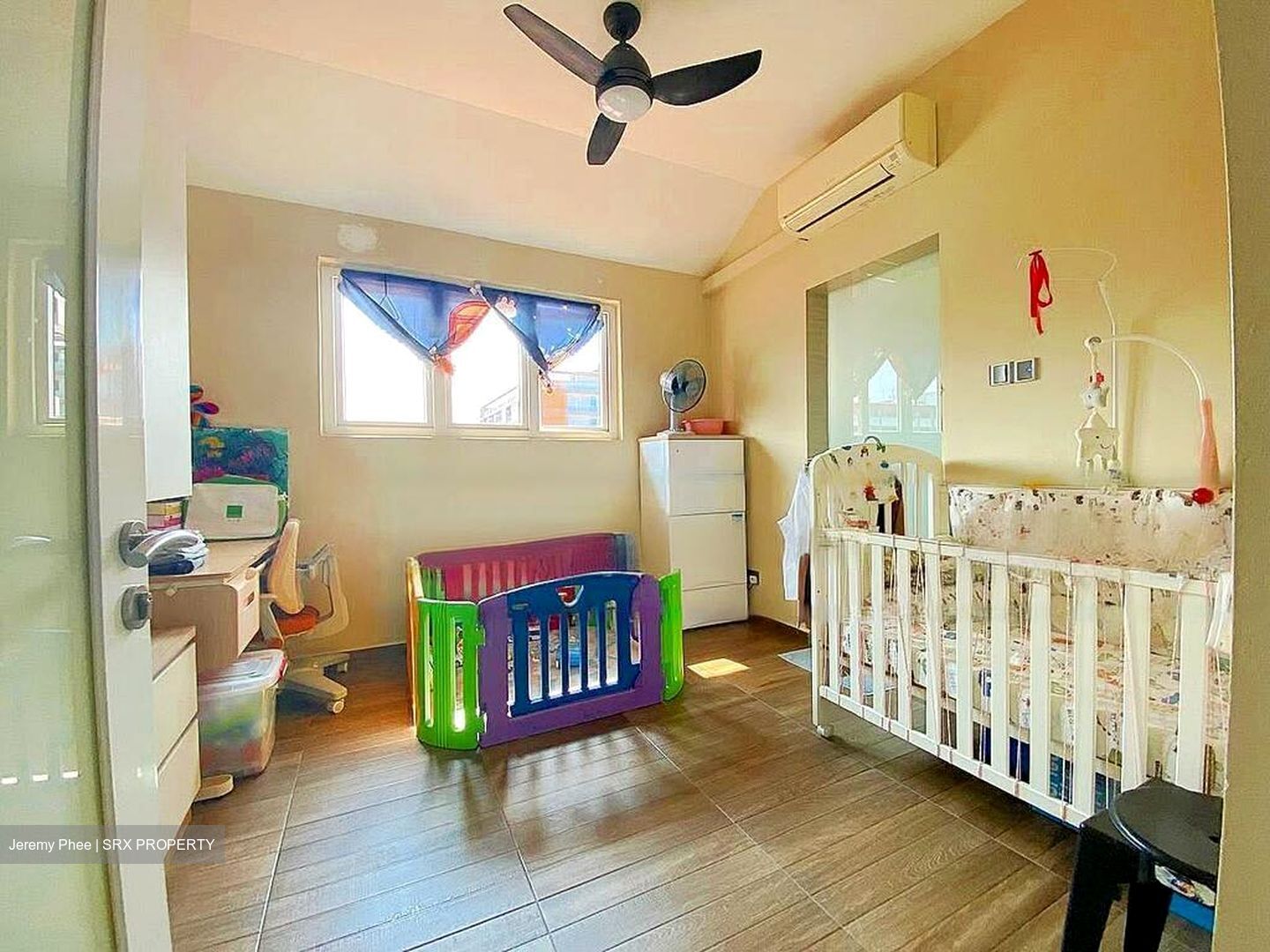 Flora Road (D17), Terrace #465344341